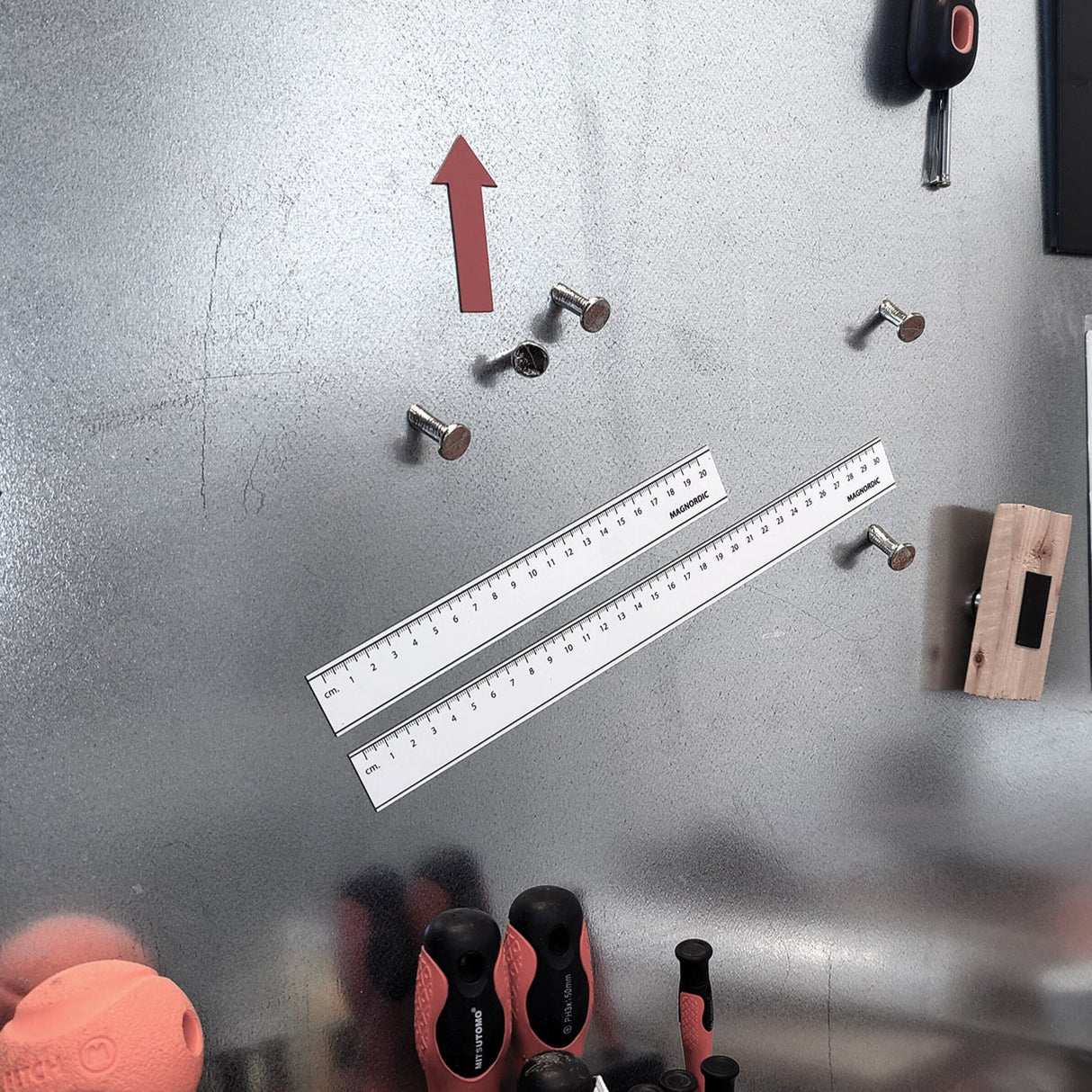 Magnetisk lineal hvid 30 cm. - sorte tal