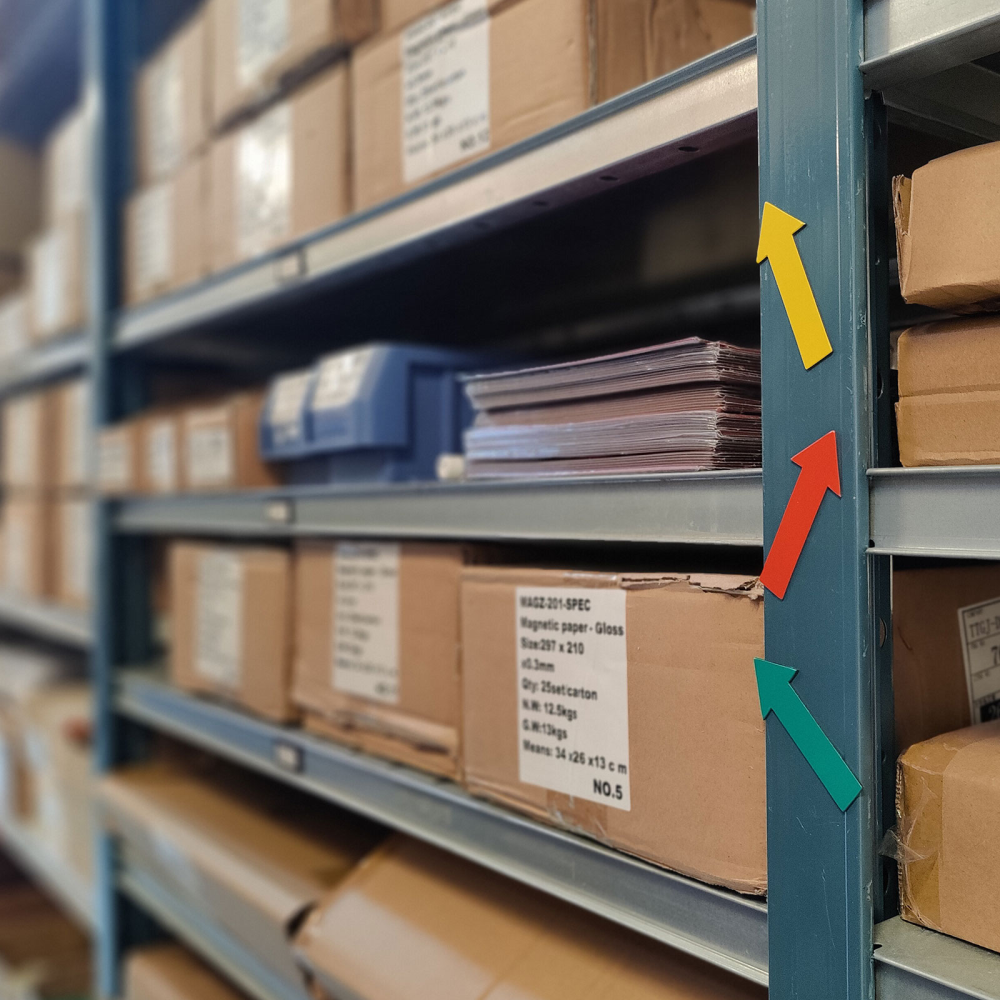 Rød pil 7x3 cm. - magnetfolie