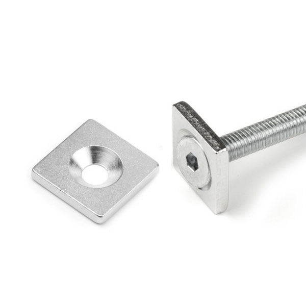 Undersænket metalplade 20x20x3 mm.