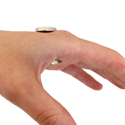 20x4 magneten kan gå igennem en hånd - pas på med klemmelus