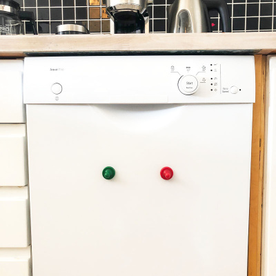 Opvaskemaskine sæt (rød & grøn Ludo magnet Maxi). Fra Magnetz.dk