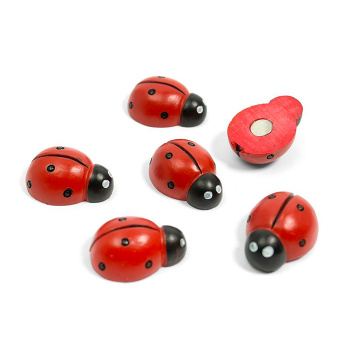 Sjove mariehøne magneter fra Trendform, lavet af kunsttræ og håndmalet røde med sorte prikker, sort hoved og hvide øjne. Virkelig søde køleskabsmagneter, som samtidig er stærke.