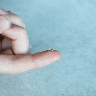 Meget lille magnet 2x2 mm. af neodymium - en af vores mindste magneter