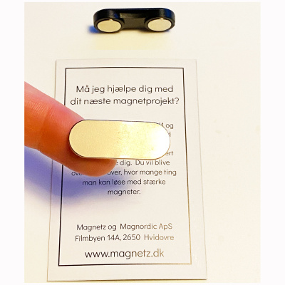 Metaldelen sættes på bagsiden af visitkortet, så det bliver magnetisk. Og magnetdelen sættes på indersiden af tøjet.