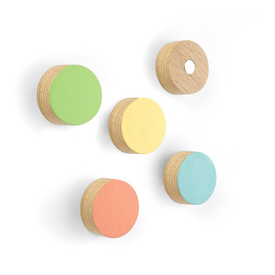 Flotte magneter af træ i pastelfarver. Mrk. Timber Round fra Trendform