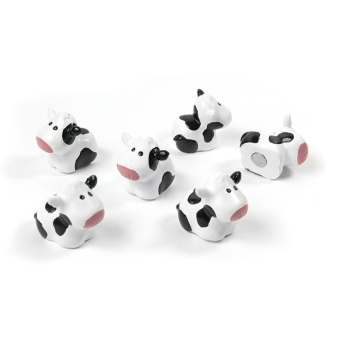 Super søde ko magneter fra Trendform, der leveres i fin gaveæske. Køerne er håndmalet i hvid og sort med lyserød næse.