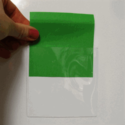 Du kan bruge magnetlommerne på alle alm. magnetflader (ikke glastavler). Her kan du se magnetlommen med grønt stykke papir, så det er nemmere at se den gennemsigtige forside.