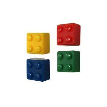 Klodser i 4 forskellige farver med magnet bagpå. Magneterne er fra Trendform og hedder Brick. Styrken er 0,4 kg. og størrelsen er ca. 1,5 cm. kvadratisk. En rigtig fin og sjov køleskabsmagnet, der leveres i fin pakke.