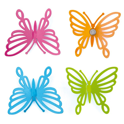 Magnetiske sommerfugle i farvet metal. Magneterne er pink, orange, blå og grøn (1 af hver). Virkelig smukke magneter til køleskab eller magnettavle.