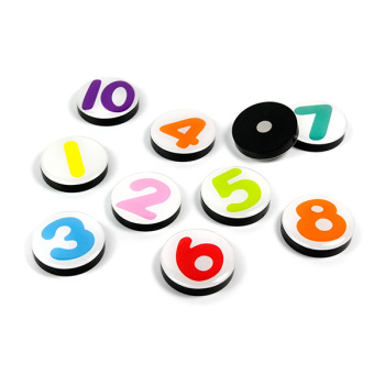 Pakke med 10 magneter med tallene 1-10. Magneterne er runde og flade, og hvert tal har en forskellig farve. Leveres i fin lille æske fra Trendform. Fin som køleskabsmagneter til 1-2 papirer.