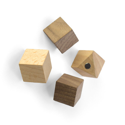 Wood Cube kubeformede magneter af træ (2 forskellige farver). Stærk neodymmagnet på bagsiden. Fra Trendform mrk. FA3143.