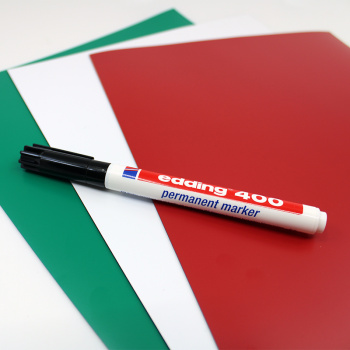 Pakke med sort permanent marker og tre forskellige farver magnetark A4 i grøn, hvid og rød