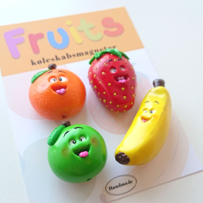 Der er så mange fine detaljer på de håndlavede frugtmagneter. Her ser du et nærfoto af appelsin, banan, æble og jordbær magneterne.