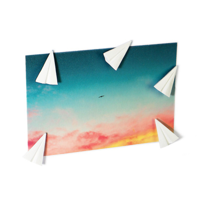 Lav fine opsætninger af noter og postkort på køleskabet med papirfly magneterne