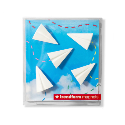 Du får en fin gaveæske med de 5 Paper Plane magneter fra Trendform - genial gaveidé, når du leder efter en billig værtsgave