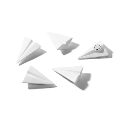 Papirfly magneter fra Trendform, der ligner små papirfly. Lavet i kunsttræ og er gode som køleskabsmagneter