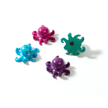 Blæksprutte magneter i 4-pak fra Trendform. Pakke med 8-armede blæksprutter i 4 forskellige farver: grøn, blå, pink og lilla.