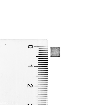Magneten er kun 5 mm. i længde og bredde samt 2 mm. i højden. Her er et foto med lineal for at visualisere det bedre