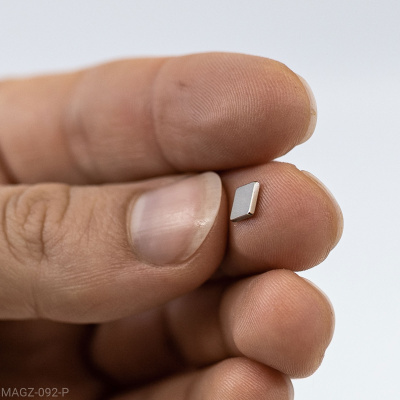 Her kan du se den lille magnet i forhold til en finger. Den er lille, men den kan bære egen vægt mange 100 gange