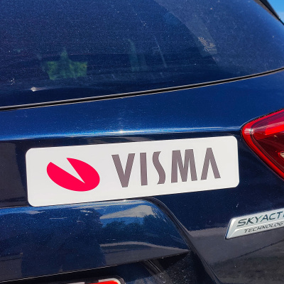Her kan du se et VISMA logoskilt str. 7x29 cm. med afrundede hjørner. Hvis du bestiller det i min. 1 mm. i tykkelsen, er det godkendt til brug ved kørsel.