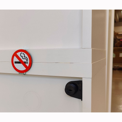 Hvis du har været forbi vores lokaler i Glostrup, har du måske bemærket, at vi bruger alle metalflader til at hænge magneter op. Her hænger f.eks. et Rygning Forbudt skilt på skranken.