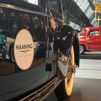 Magnetskiltene kan også bruges på biler som her i udstillingen hos Haaning. Men så skal du bestille dem i 1 mm. eller tykkere.