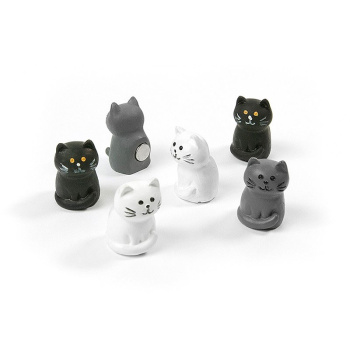 Pakke med 6 kattemagneter, der er udformet som små katte. Magneterne er håndmalet med mange detaljer, og du får 2 hvide, 2 sorte og 2 grå katte magneter fra Trendform.