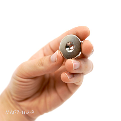 Her kan du bedre fornemme størrelsen af denne 27x4 mm. magnet, hvor den vises i en hånd.