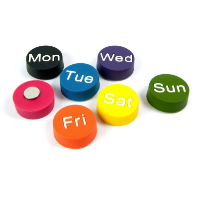 Silikone magneter med ugens 7 dage på engelsk i forskellige pangfarver. Trendform model WEEKDAYS leveret i 7-pak gaveæske.