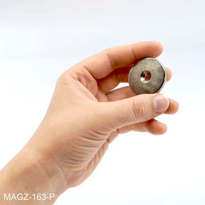 Det kan være svært at fornemme størrelser på en computerskærm, så her er magneten i en hånd for bedre visualisering af størrelsen