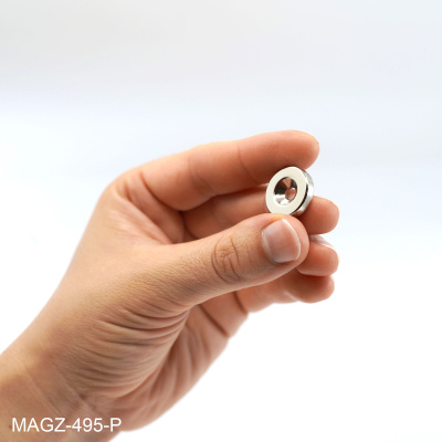 For at illustrere den lille magnets størrelse bedre, kan du se Nadia holde en 18x4 mm. magnet i sin hånd her