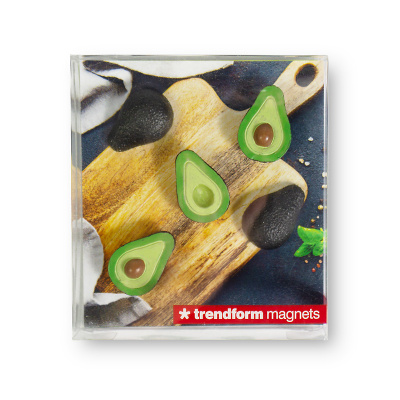 Du får altid Trendform magneter i en farverig gaveæske. Her ligner gaveæsken et skærebræt. Glæd dig selv eller en, du holder af, med avocado magneter.