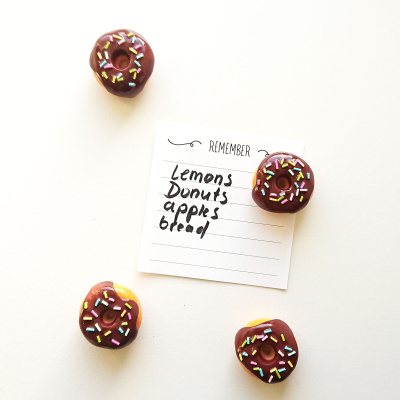 Lav de skønneste opsætninger af noter og billeder med disse donuts magneter. Unikke magneter til dit køleskab fra LSA Gallery