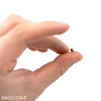 Så lille er magneten - en 4x2 mm. magnet kan være svær at vise, så hånden skulle gerne give en bedre indikation af, hvor lille en magnet det i virkeligheden er