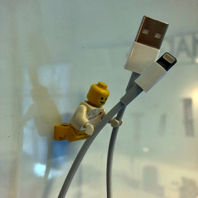 Bare 2 magneter i benene på LEGO manden, og vupti: så hænger han på de fleste magnetiske flader (ikke glastavler) og kan f.eks. holde dine ledninger eller bruges på tavlen i stedet for navneskilte til dem, der er på job i dag