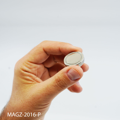 Her kan du se magneten sammen med en hånd, så du bedre kan fornemme størrelsen. Den er mindre end en dansk 5-krone og har en styrke på ca. 20 kg.