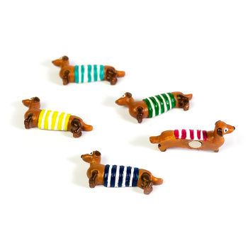 Skønne hunde med hver sin farve: rød, gul, grøn, blå og turkis. De 5 magneter leveres i gaveæske. Og du bestemmer selv, om det er en flok med pølsehunde eller gravhunde. Søde er de i hvert fald.