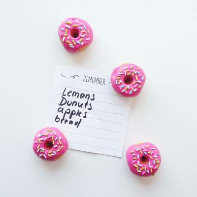 Lav de skønneste opsætninger af noter og billeder med de pink donuts magneter. Alle magneter er håndlavet af Lianne fra LSA Gallery.
