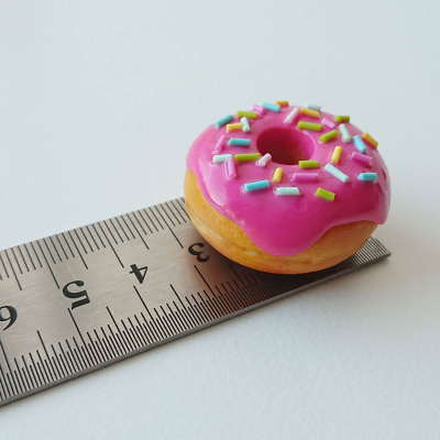 De er ikke særligt store, de pink donuts fra LSA Gallery - ca. på størrelse med en dansk 5-krone