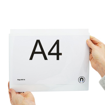 Magnetlomme A4 bredformat er en aflang magnetlomme str. A4 med god plads til papir eller foto. Kan bruges igen og igen og er meget fleksibel.