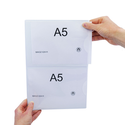 Dobbelt A5 lomme til papirer, fotos o.lign. Det totale mål er det samme som en A4+ (31x21 cm.), men lommen er adskilt med svejsning på midten, så der er plads til 2 stk. A5 papir.
