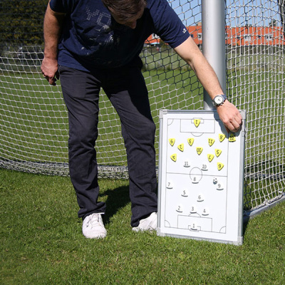 Piotr Haren viser taktiktavle med taktikmagneter