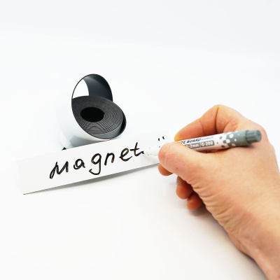 Magnetbånd 3 meter med skrivbar overflade. Skriv med whiteboard marker på magnetbåndet og visk ud igen. Det er flexibelt og nemt at klippe i mindre stykker. Bredden er 30 mm.