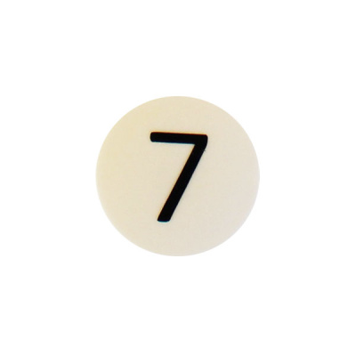 Hvid rund talmagnet med tallet 7