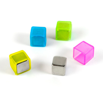4-pak kubemagneter med neonfarvet hætte - du får en blå, gul, pink og grøn hætte i hver pakke sammen med magneterne