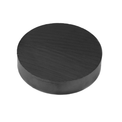 Ferritmagnet disc str. 70x15 mm. En stor ferritmagnet med 8 kg. i styrke ved direkte træk. Tåler høj arbejdstemperatur (op til 250 grader celsius).