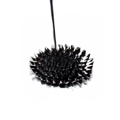Køb ferrofluid til at lave magnetiske eksperimenter med. Det reagerer på den mest fantastiske måde sammen med en magnet.