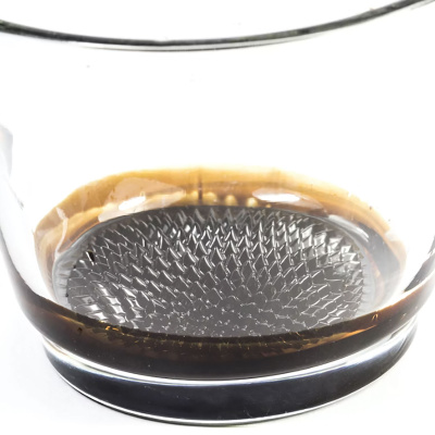 Sådan ser det ud, når man hælder ferrofluid i en kop og har en magnet under koppen.