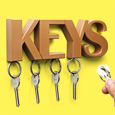 Husk at nøgler sjældent er magnetiske. Men det er nøgleringe derimod. Så hæng hvert nøglebundt på hver sin magnet i bunden af hvert bogstav.