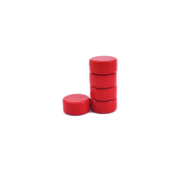 Røde magneter af ferrit med nylon coating. Gode magneter til storkøkkener, slagterier eller andre steder med fødevarer. Men også pæne til køleskabet.